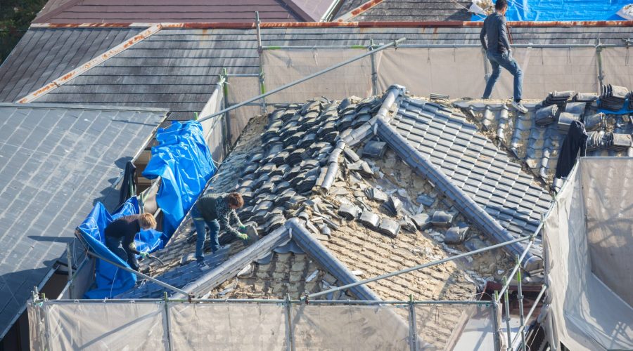 people-working-to-tile-a-roof-2023-11-27-05-02-01-utc (1)